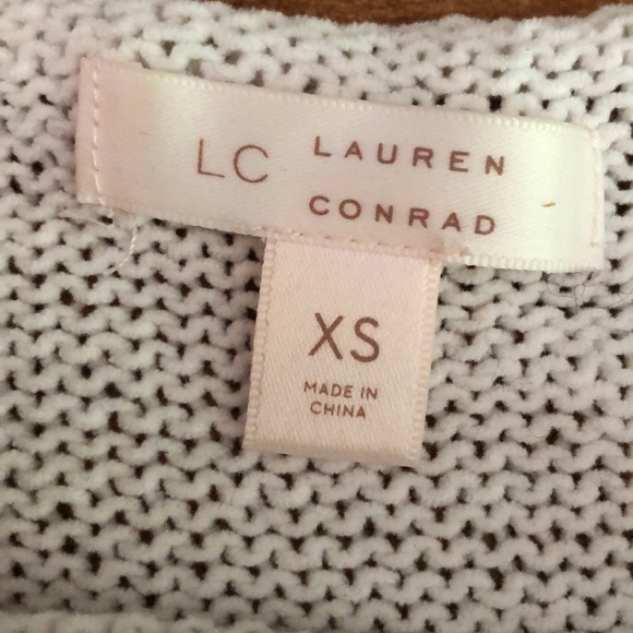 White flowered sweater - Picture 3 of 4